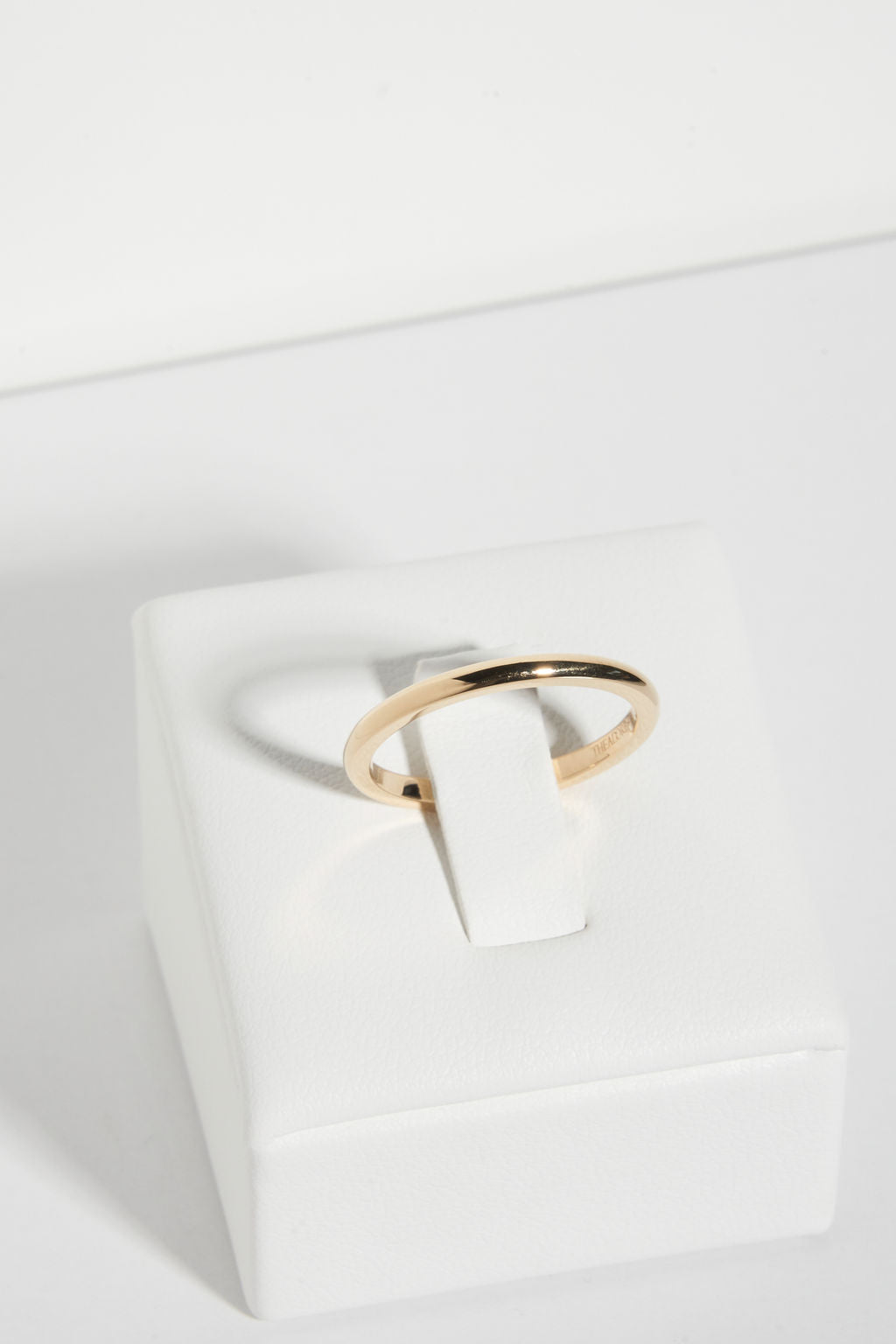 Plain Wedding Band (1.6mm) in 18k Yellow Gold