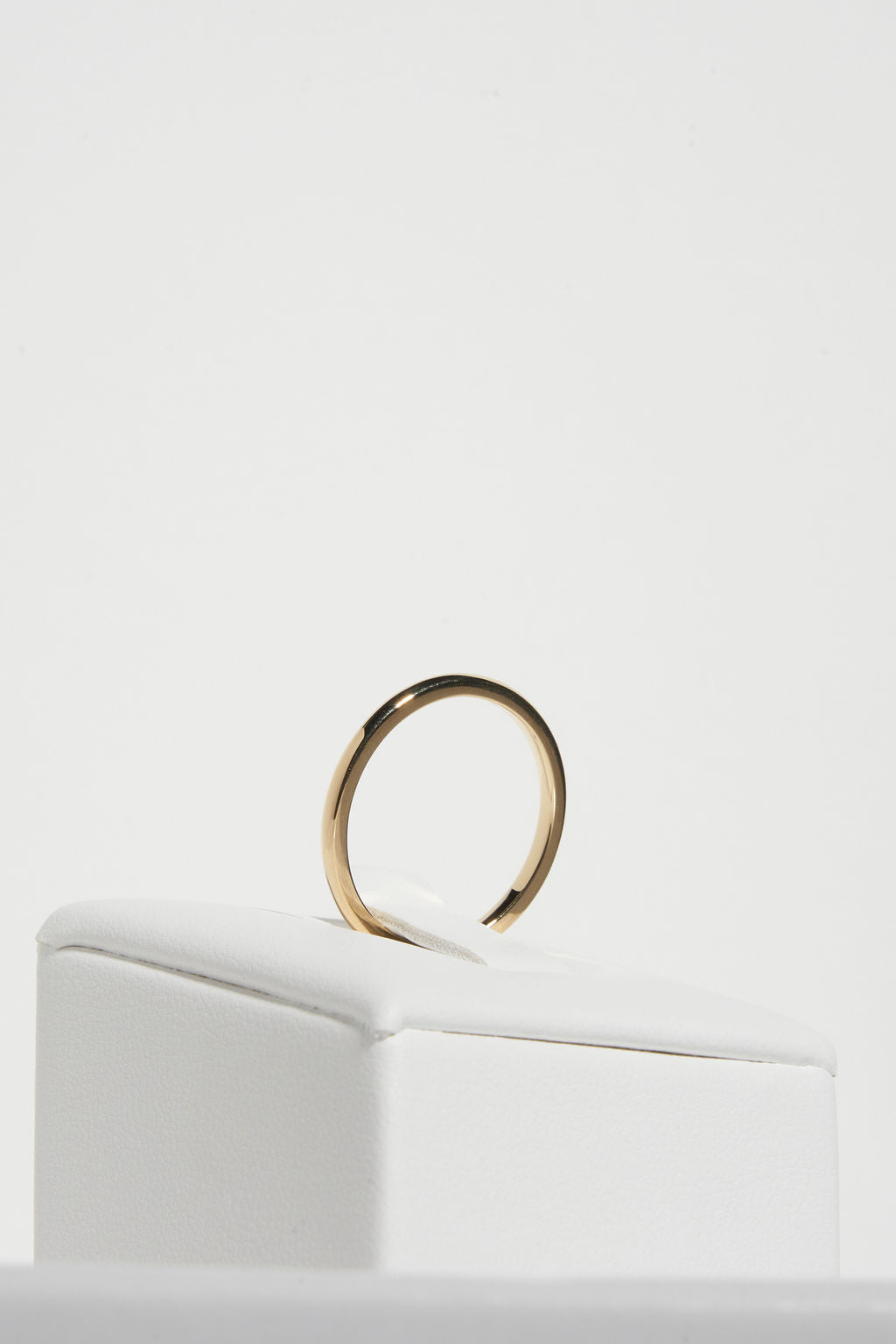 Plain Wedding Band (1.6mm) in 18k Yellow Gold